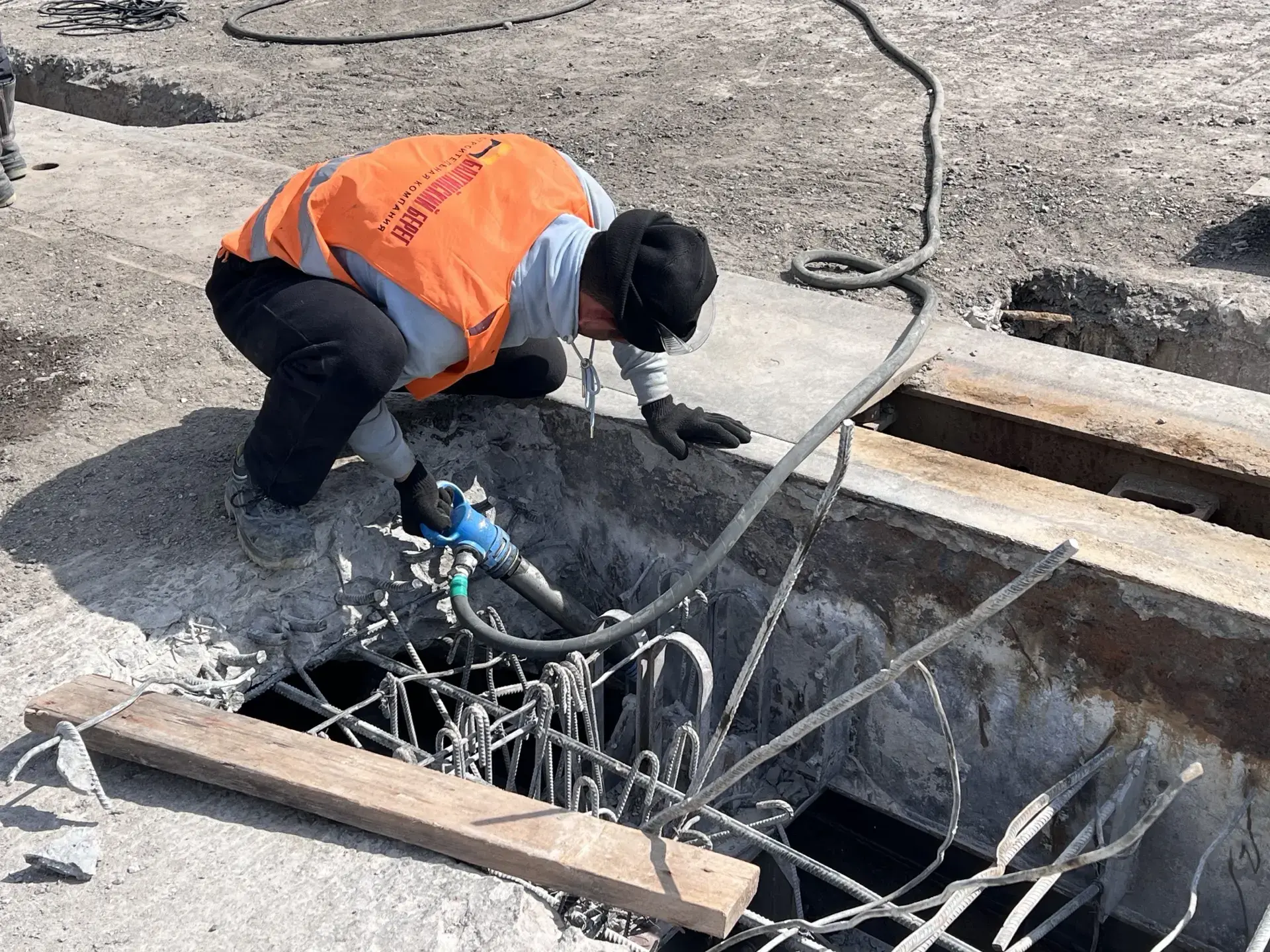 🚧 Ограничения движения будут действовать до октября — в Пскове продолжается ремонт моста Александра 