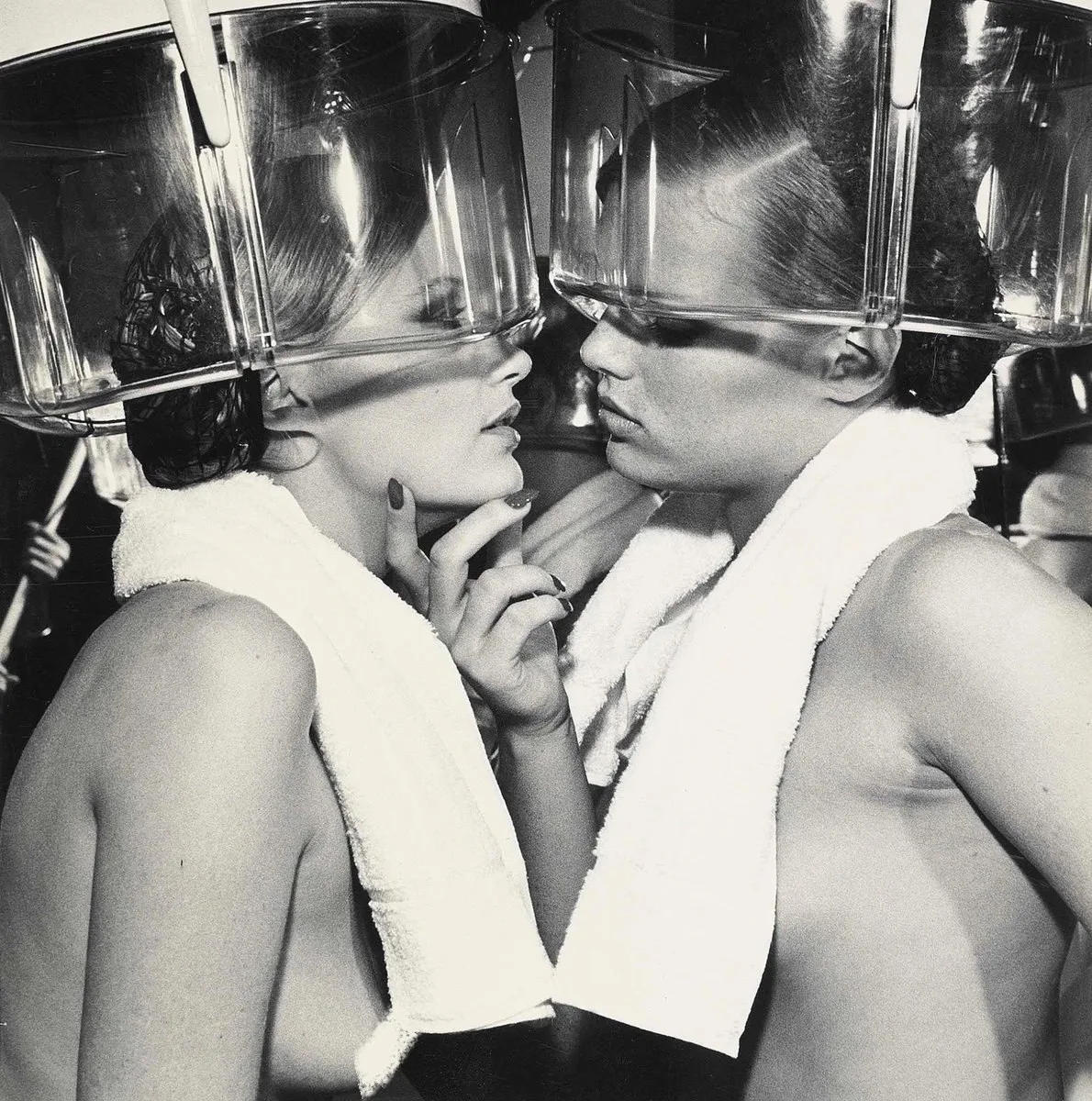 Патти Хансен и Винни Холлман, 1976 г. Фото: Helmut Newton.

🎞️ фото | история