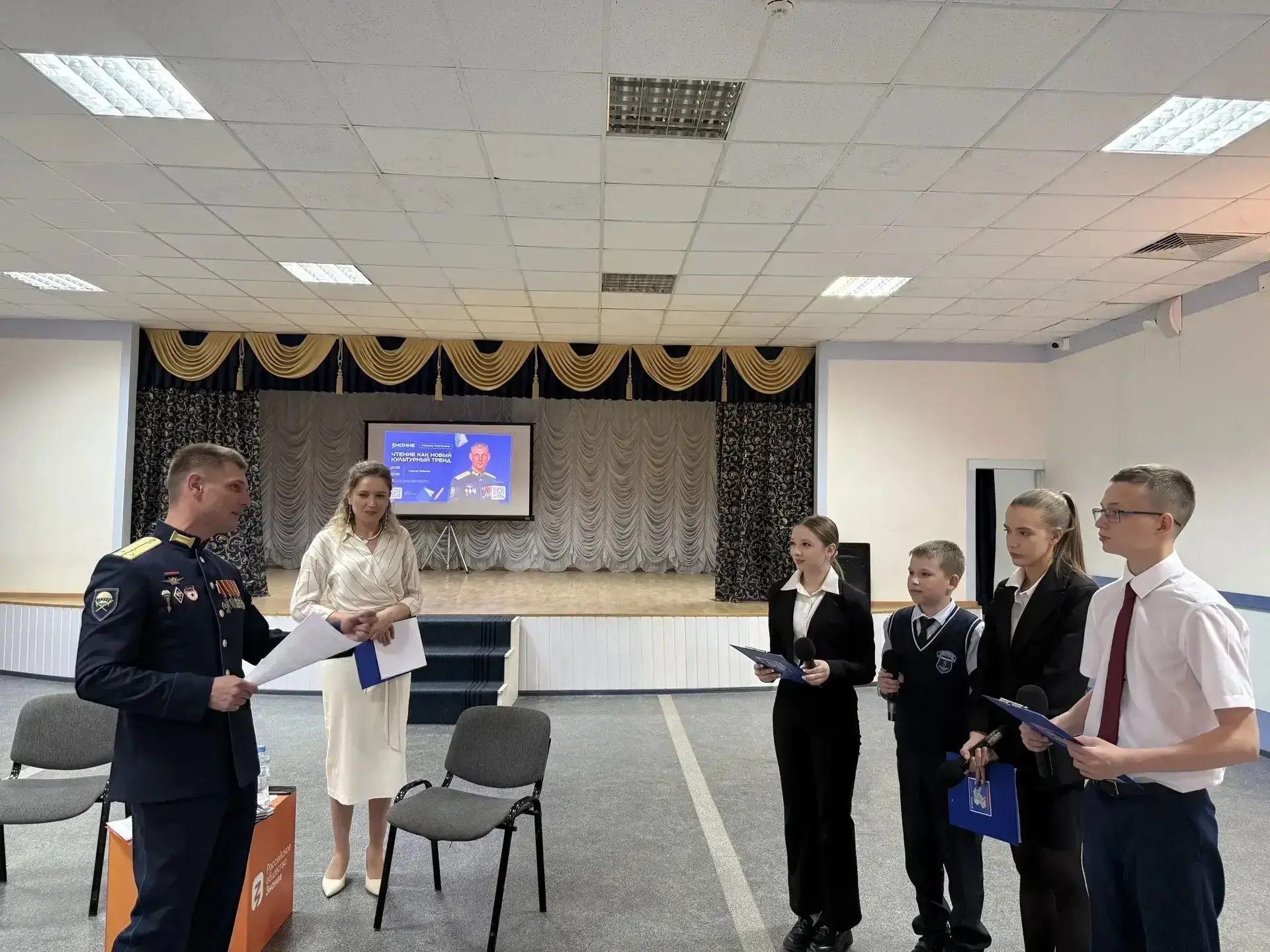 «В детстве я читал правильные книги»: поэт‑фронтовик Сергей Лобанов встретился с оренбургскими школь