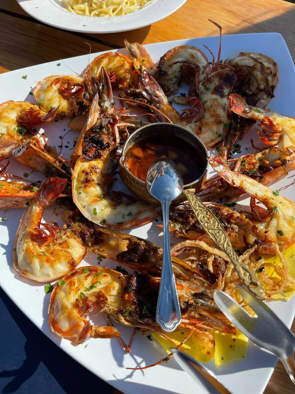 Яхты, котики, узкие улочки, море, клубы, видовые ресторанчики, торговля на каждом углу,...