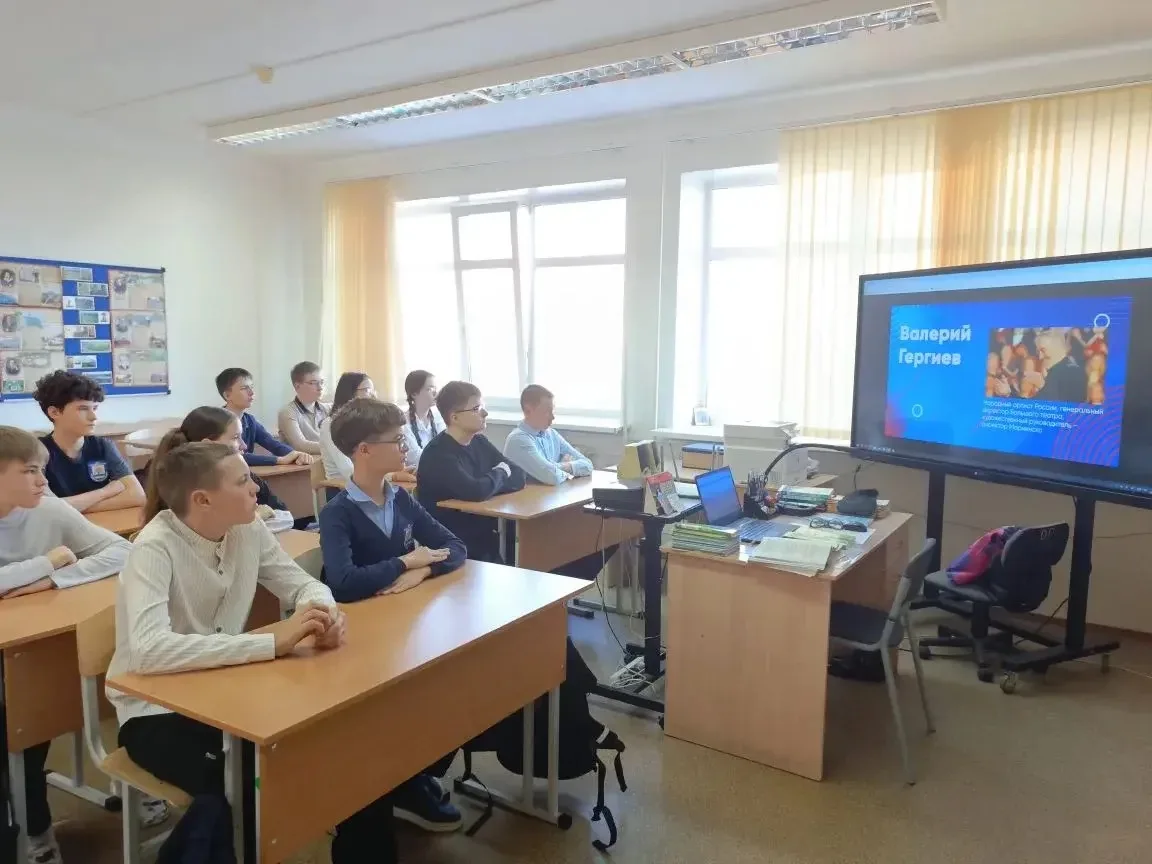 📌В МОУ «Глебовская СОШ» утро для школьников началось традиционно с торжественной линейки , церемонии