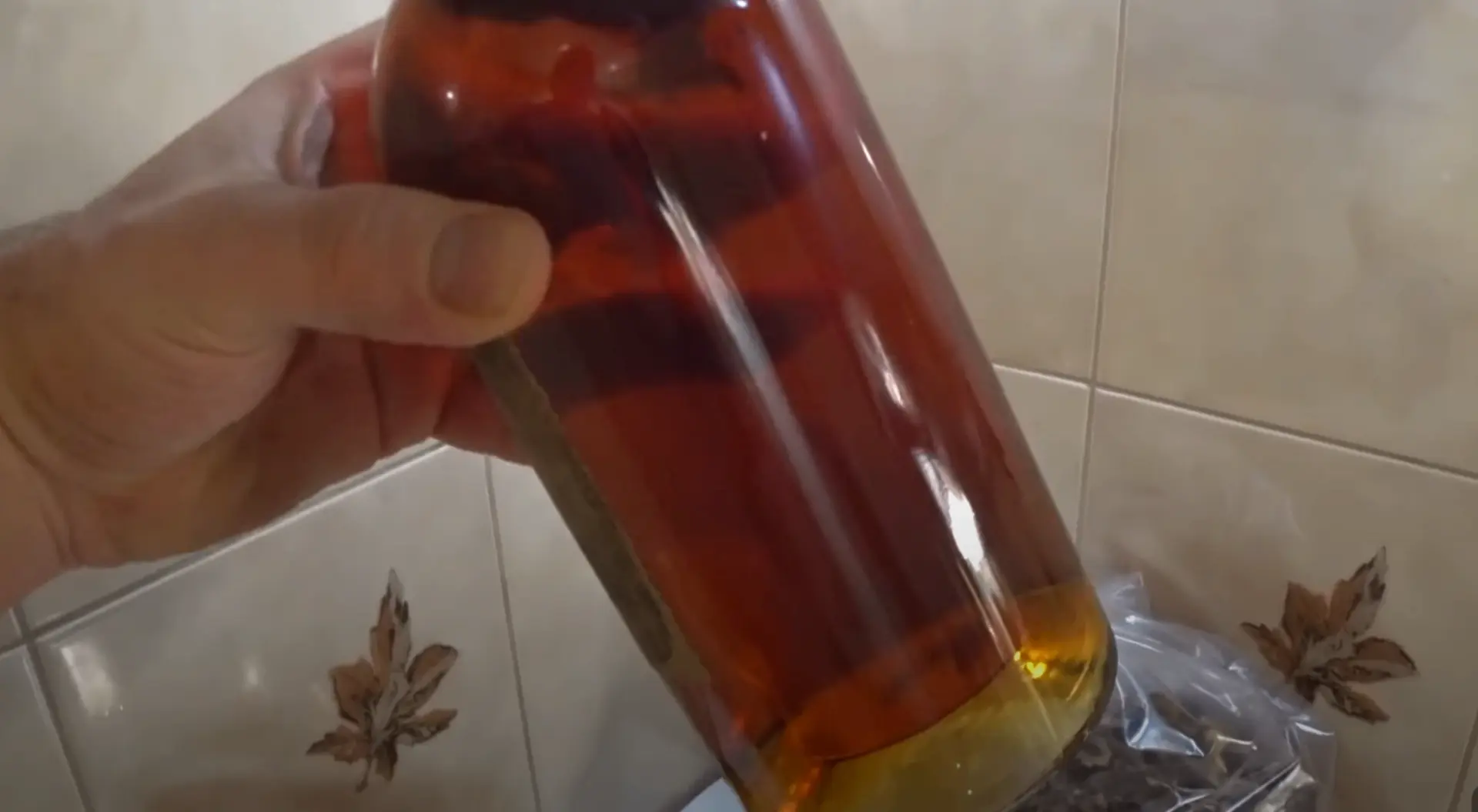 Самый простой и самый известный. Настойка "Ореховая".