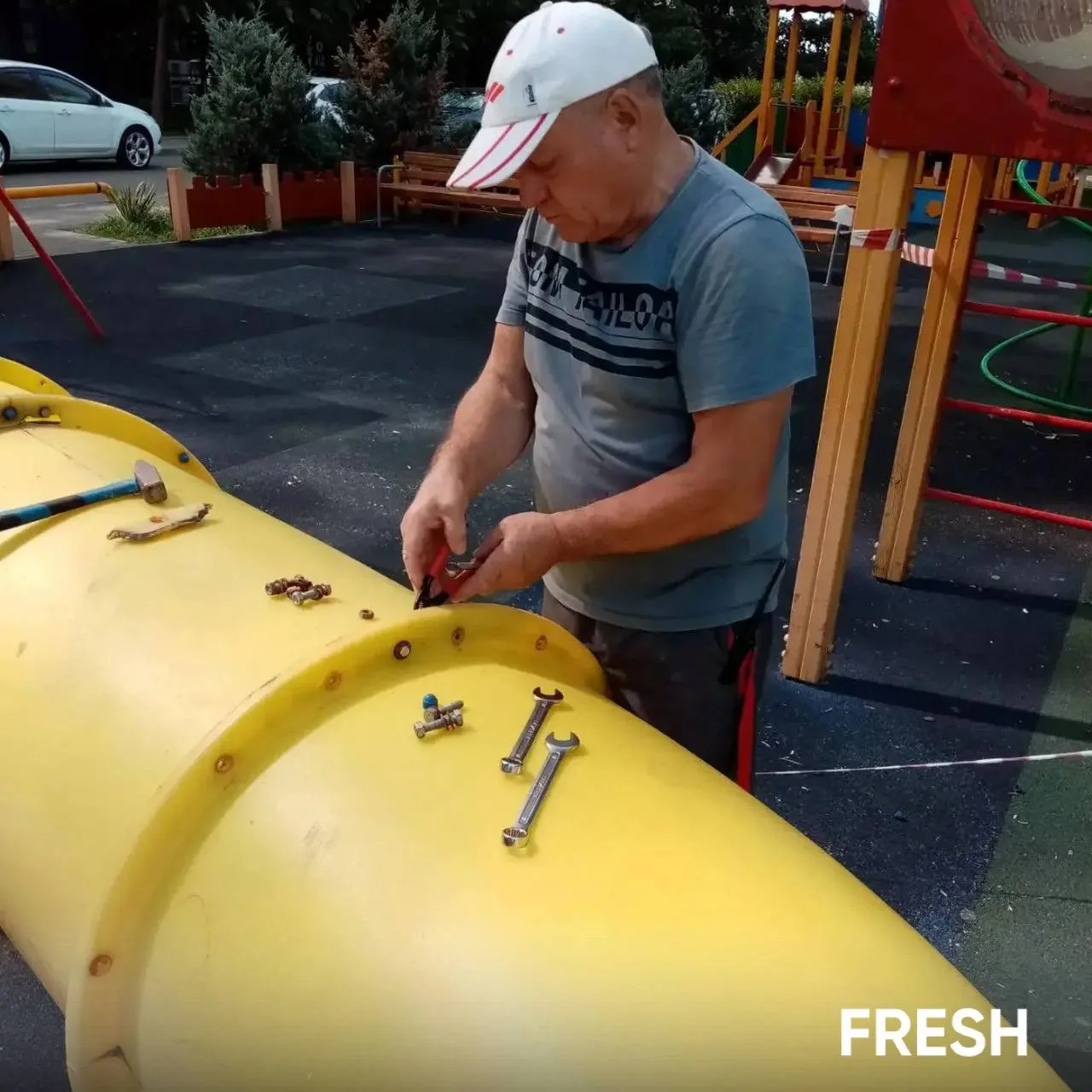 ЖК Fresh. Выполнили ремонт оборудования на детской площадке и заменили цепи на качелях.