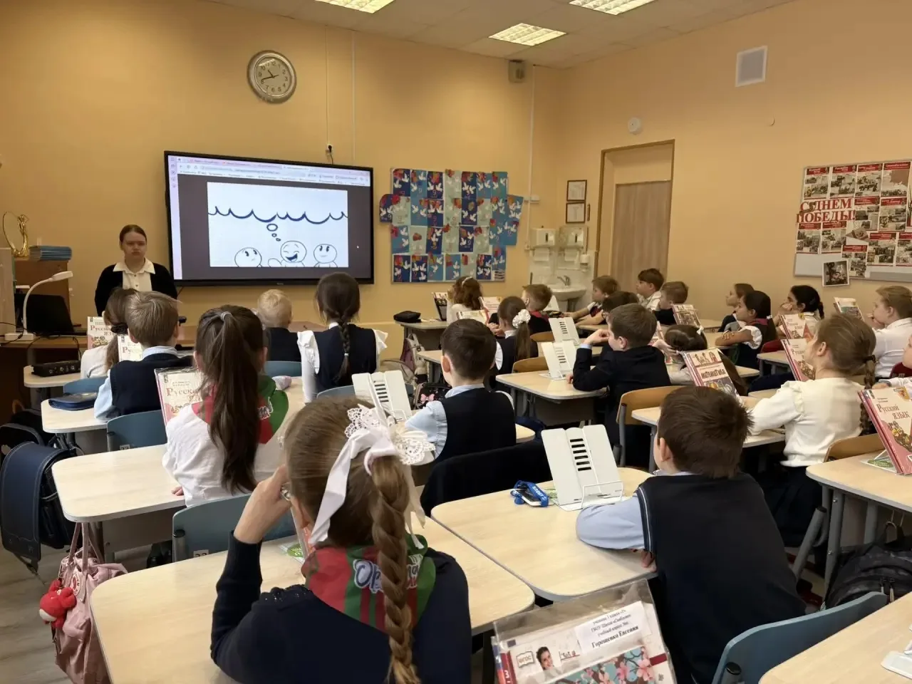 Доброе утро, друзья!  🇷🇺 Сегодняшний понедельник традиционно начался с торжественной церемонии подня