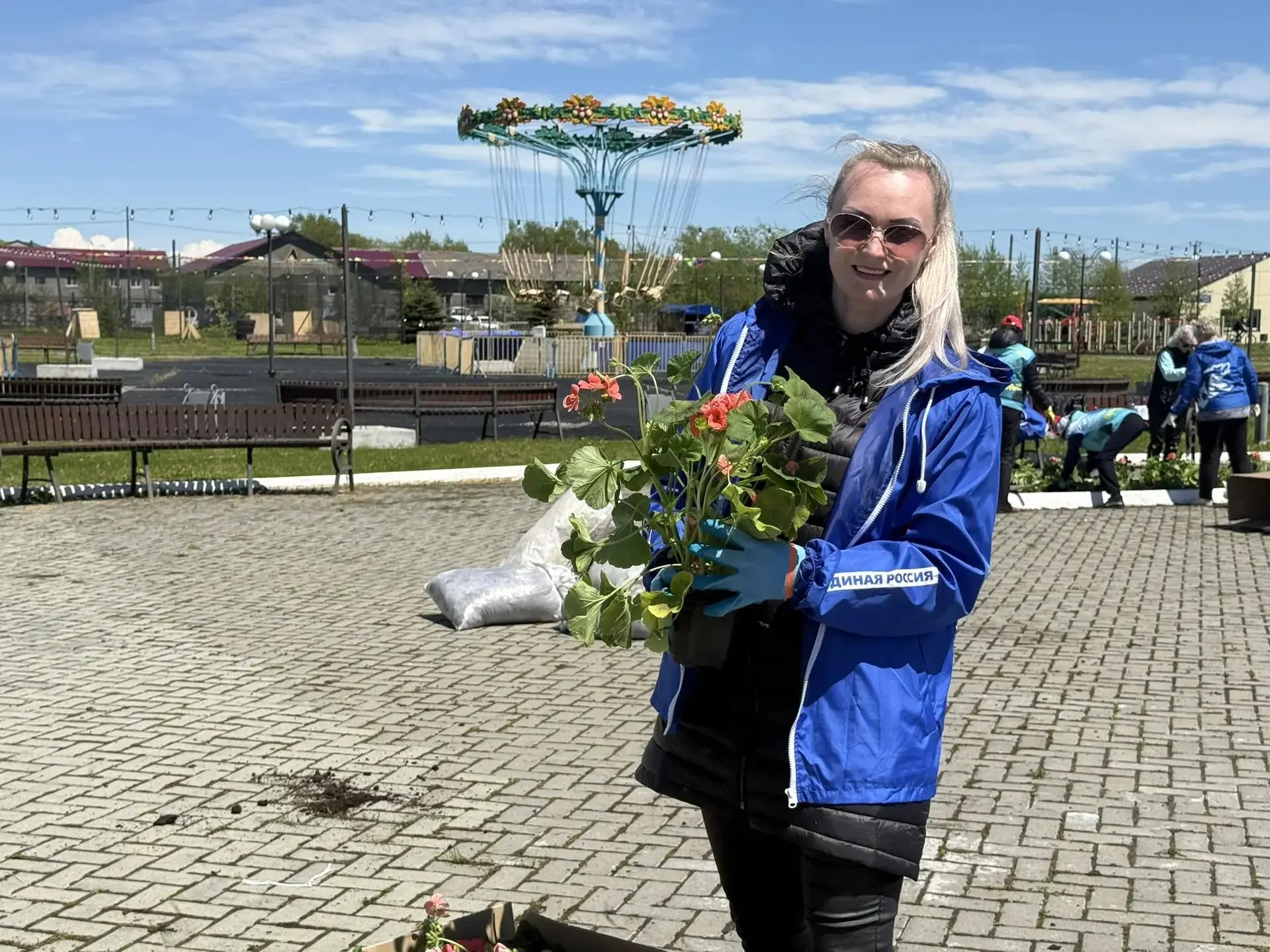🌸 В городском парке Поронайска приступили к высадке цветов 

За дело взялись дружно работники культ
