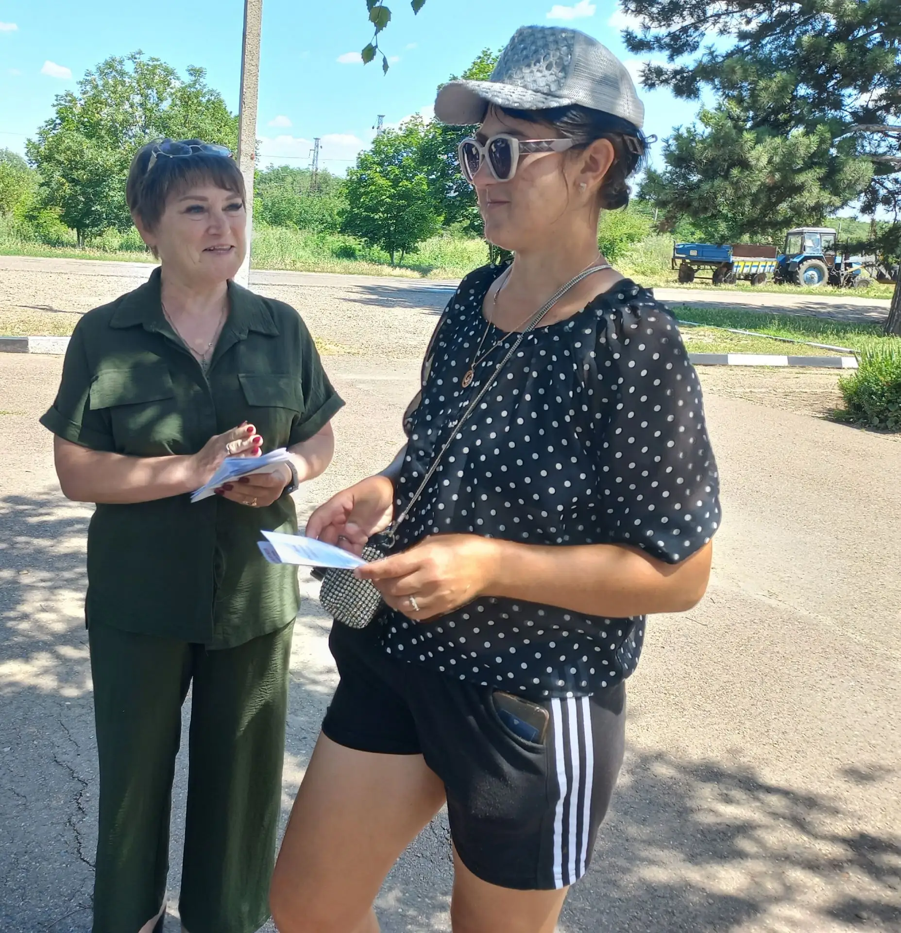 ✅ В рамках плана профилактических мероприятий сотрудники Мирской сельской библиотеки провели уличную