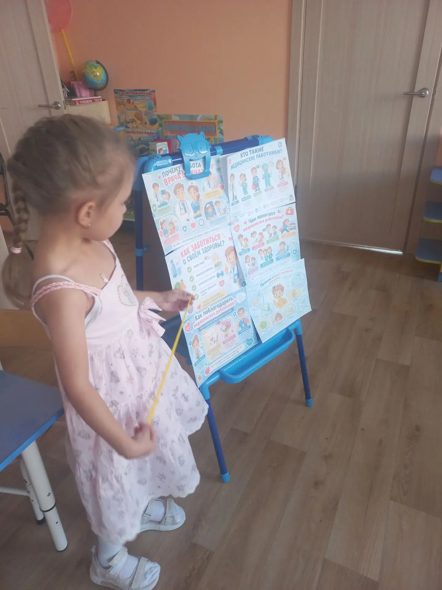 Сегодня с  ребятами поговорили о профессии врач,доктор,медсестра,фельдше-это люди,которые заботятся 