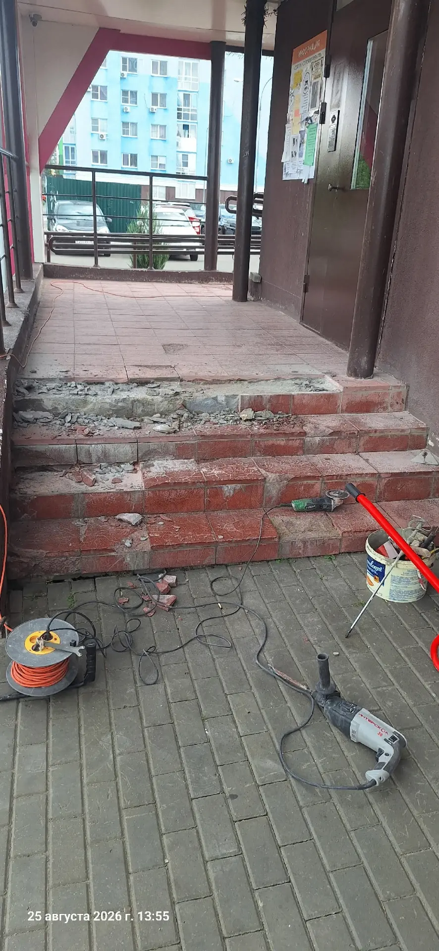 🛠️ Начинаем обновление входной группы по адресу: Антонова, 5П. Старое покрытие демонти...
