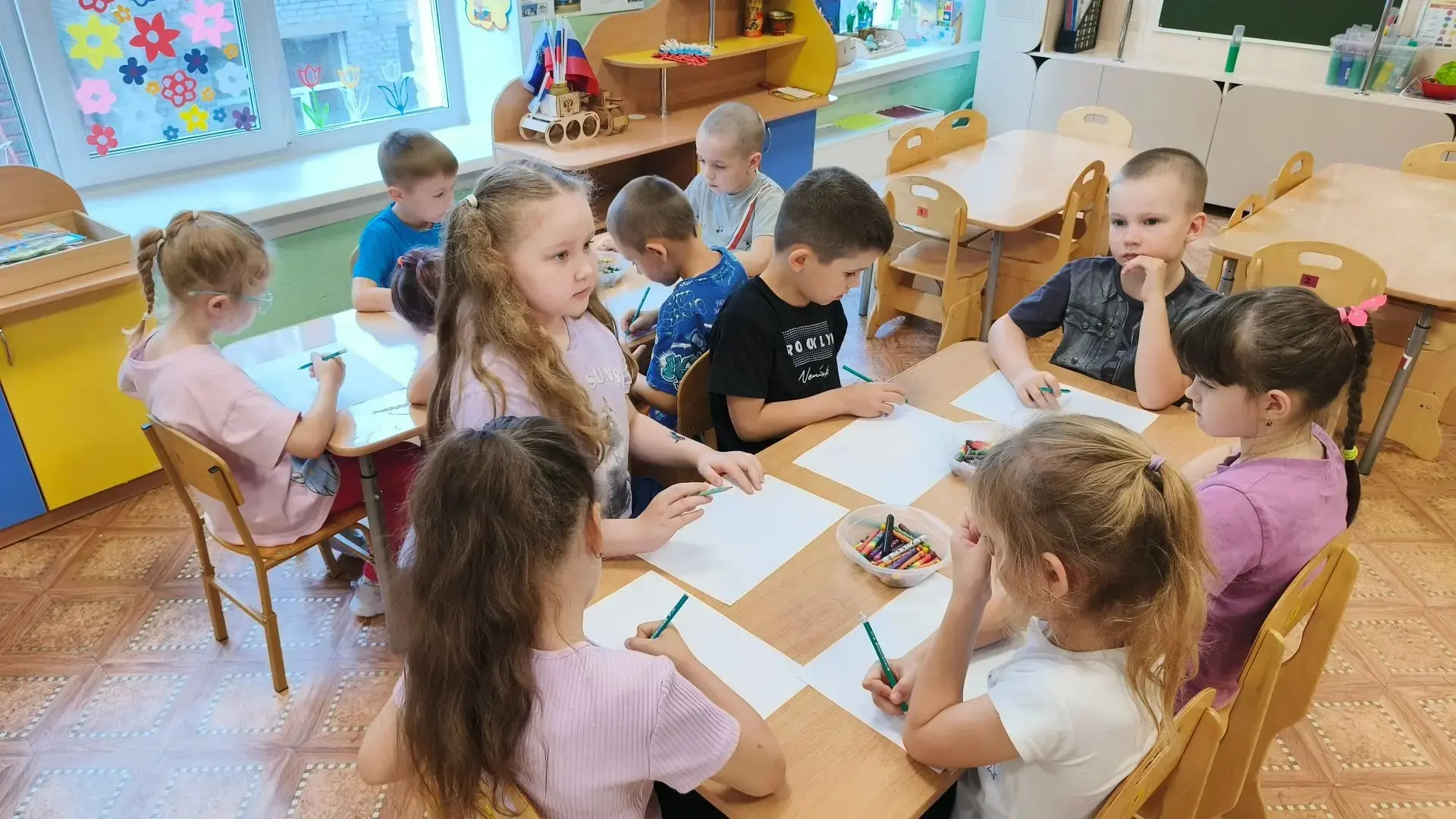 Безопасное лето

Хоть прекрасно зноем лето,
Но тепло опасно это.
С непокрытой головой,
Знай, опасно 