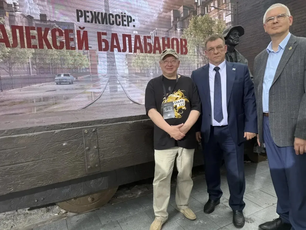 В самом сердце Екатеринбурга теперь можно увидеть памятник выдающемуся режиссеру Алексею Балабанову.