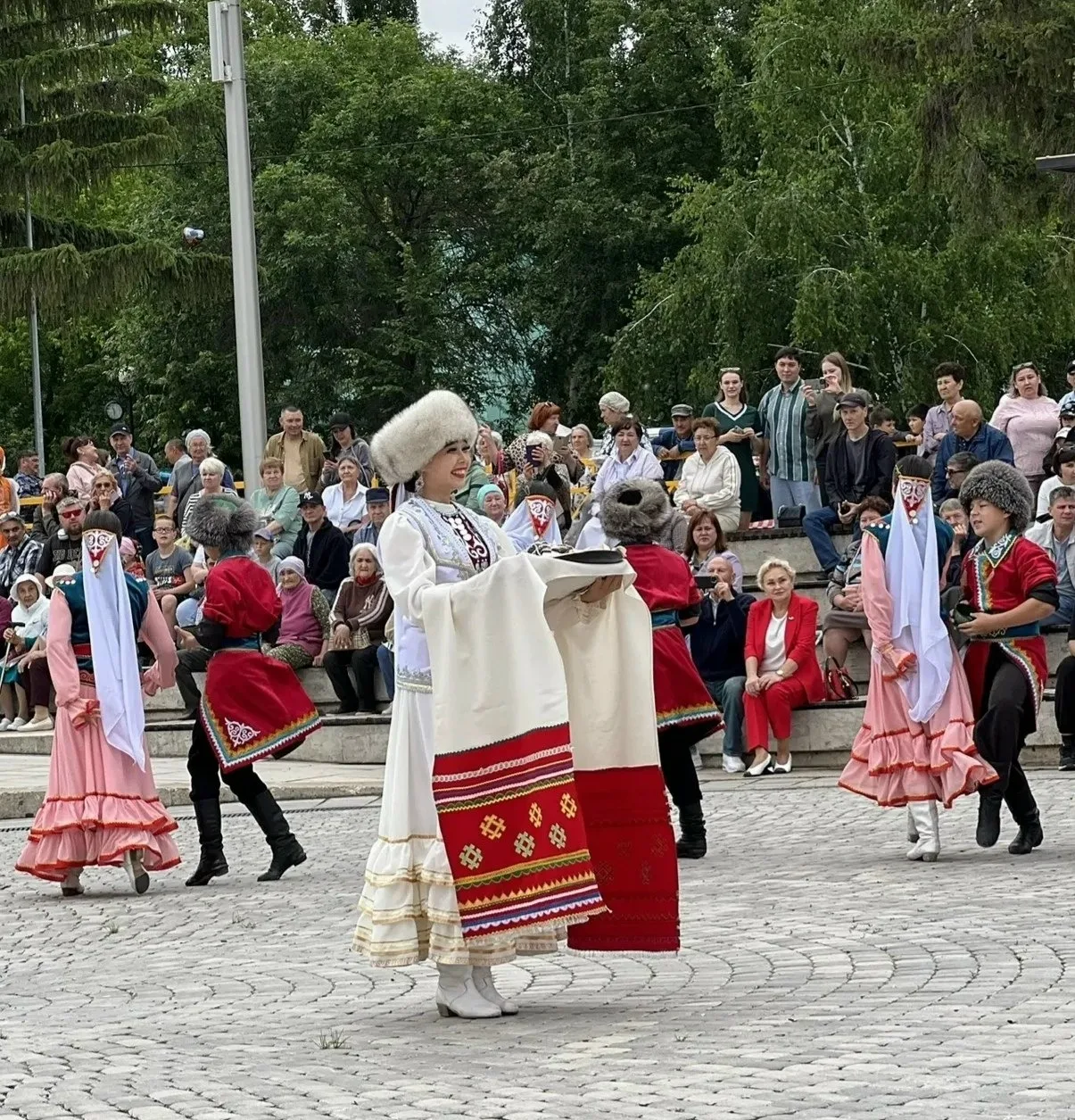 🇷🇺 Сегодня в Ишимбае объединились два праздника: День России и Сабантуй.
 
Торжества в городе полу