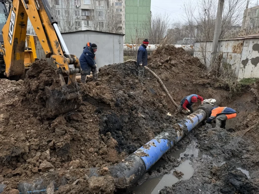 «Астрводоканал» меняет аварийный коллектор: 1105 метров новой трубы спасут астраханцев от потопов

А