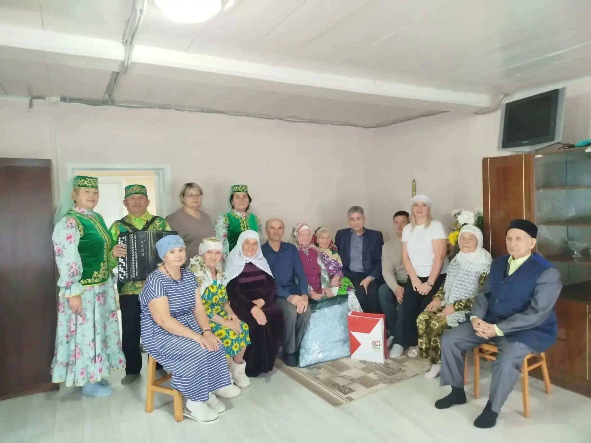 В Заинске труженицу тыла поздравили с 94-летием