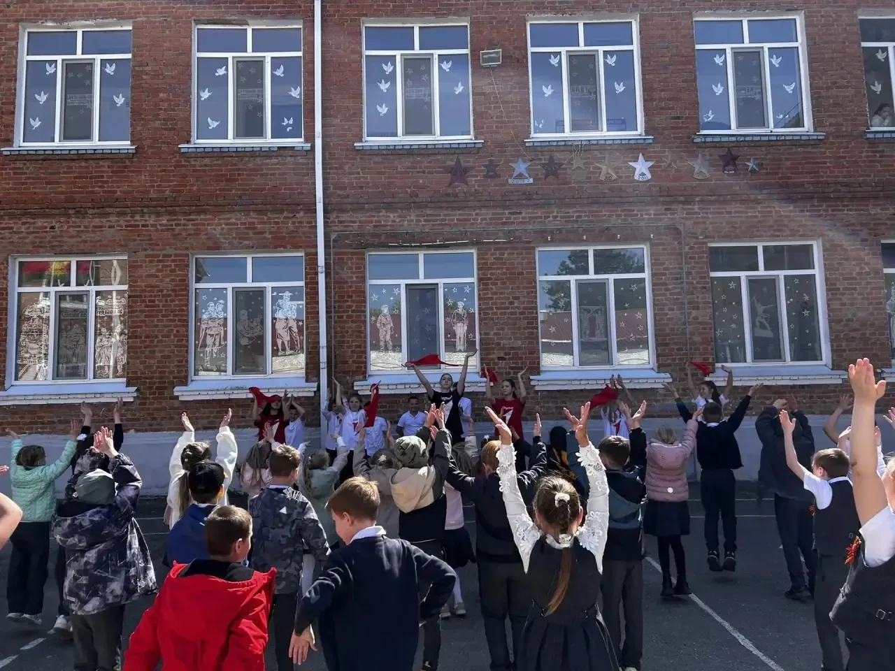 Танцевальные перемены для Орлят России 💃  Активисты нашей школы устроили для младших классов праздни