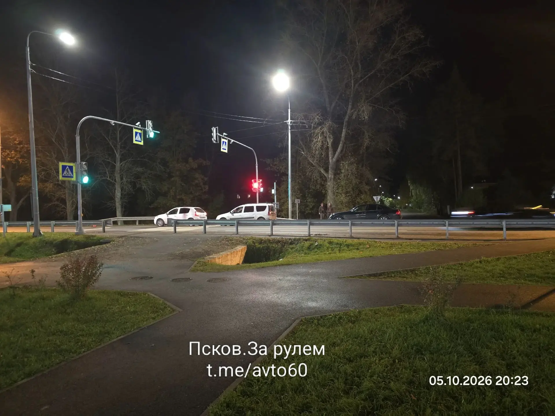 В Неелово на светофоре 🚦 на повороте к школе дтп из 3х машинок