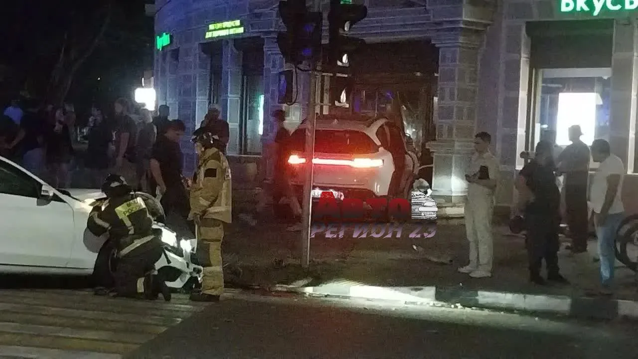 В центре Новороссийска в результате ДТП авто влетел в точку общепита.