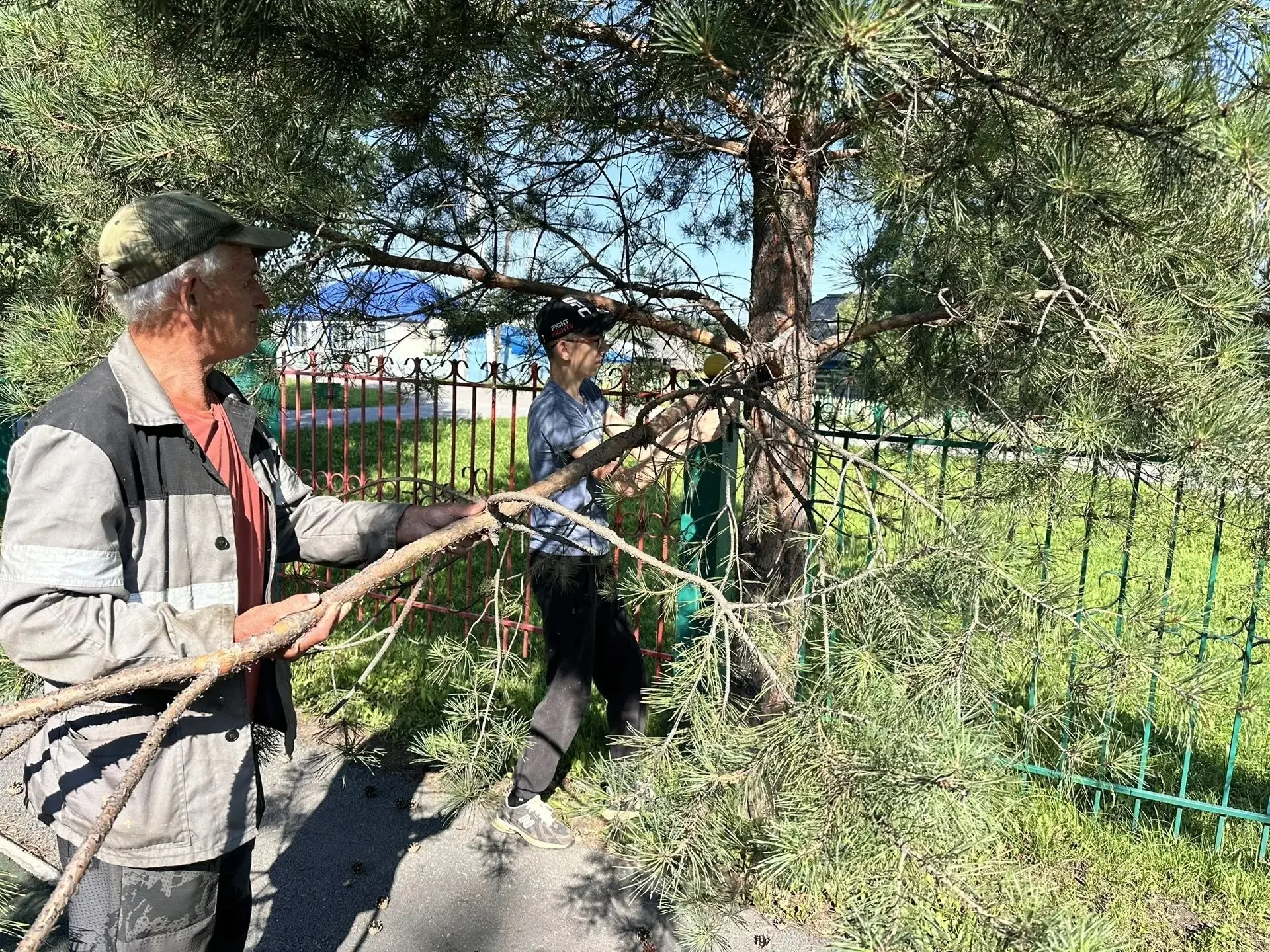 🌟 Трудовая бригада: вместе к чистоте и красоте! 🌼

Трудовая бригада детей нашей школы продолжает а
