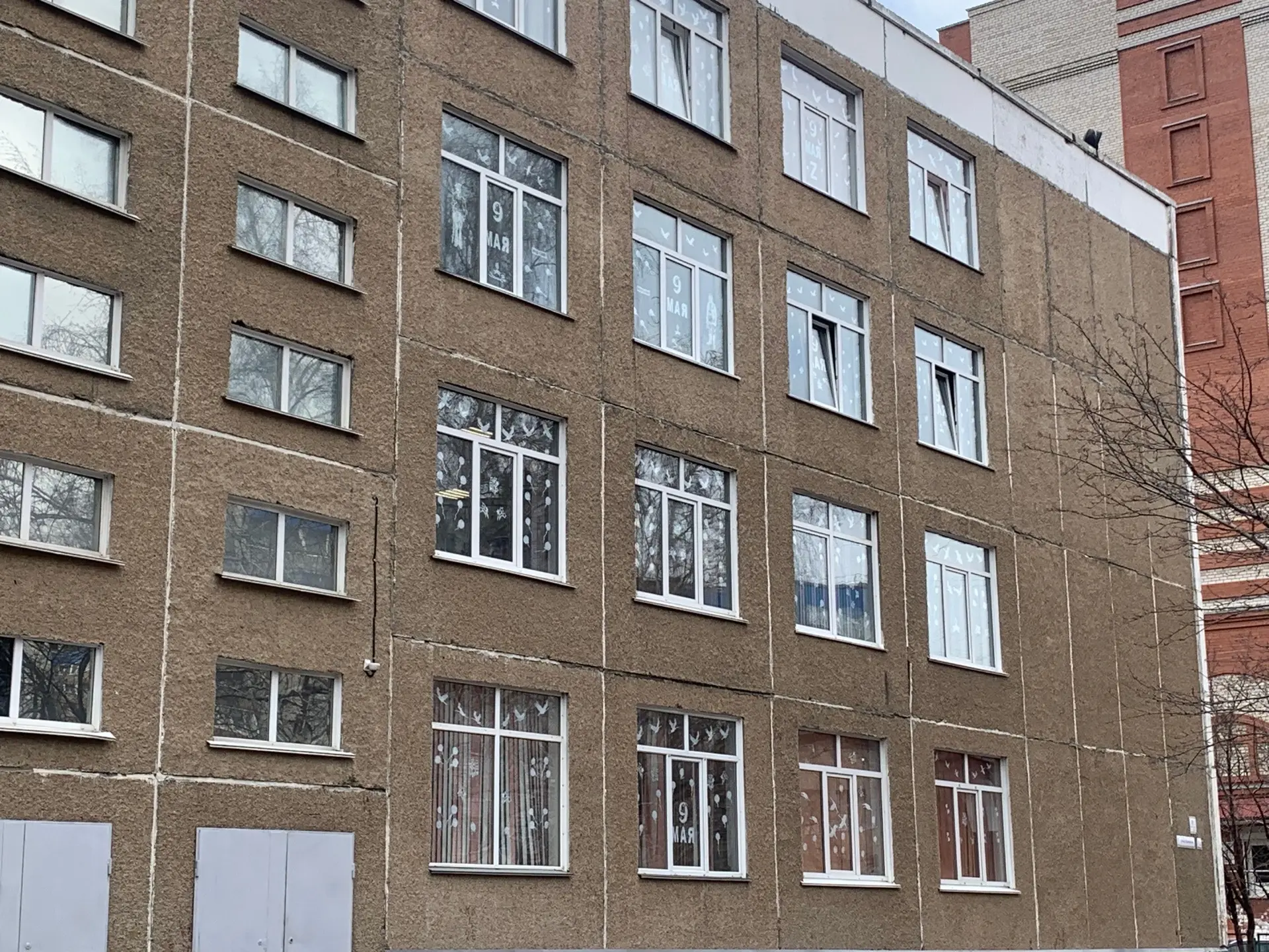 🪟 Каждый год — разные. Но неизменно трогательные. Наша школа снова участвует в «Окнах Победы»  Всеро
