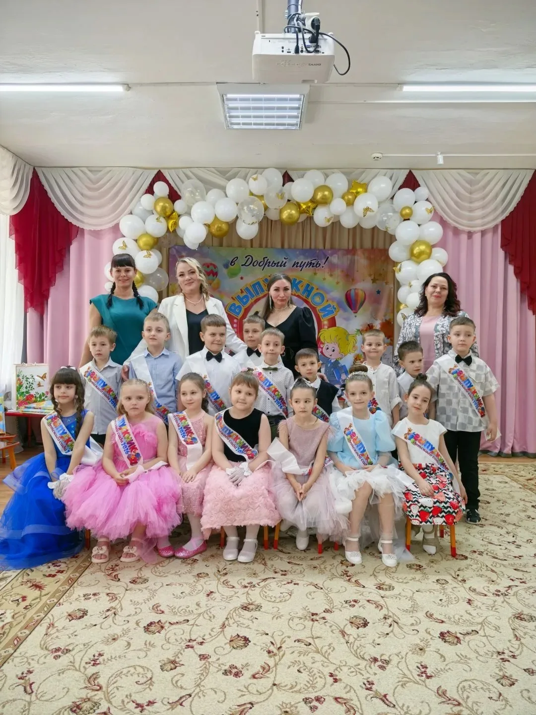 Выпускной бал в подготовительной группе "Семицветик" 🥳🎉