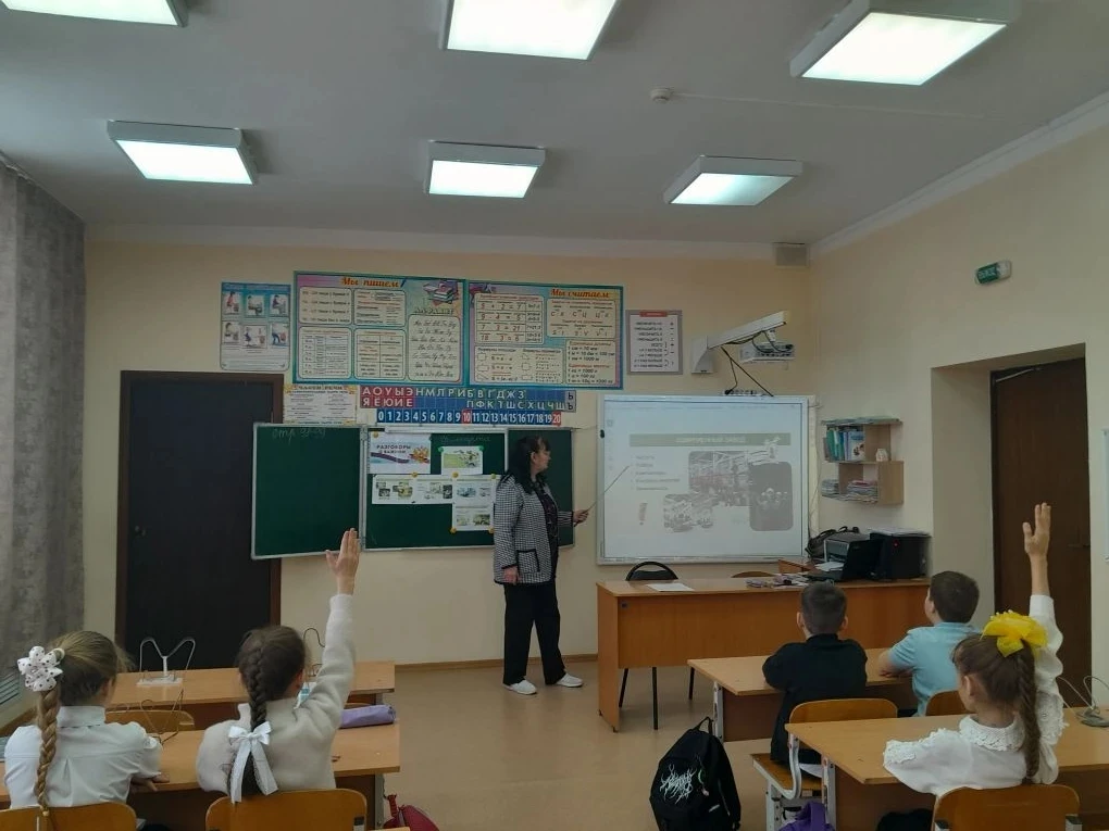 🇷🇺 Торжественная линейка и «Разговоры о важном» в нашей школе