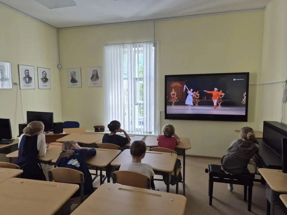 Сегодня, в свой последний учебный день в этом году юные балерины из второго класса вмес...