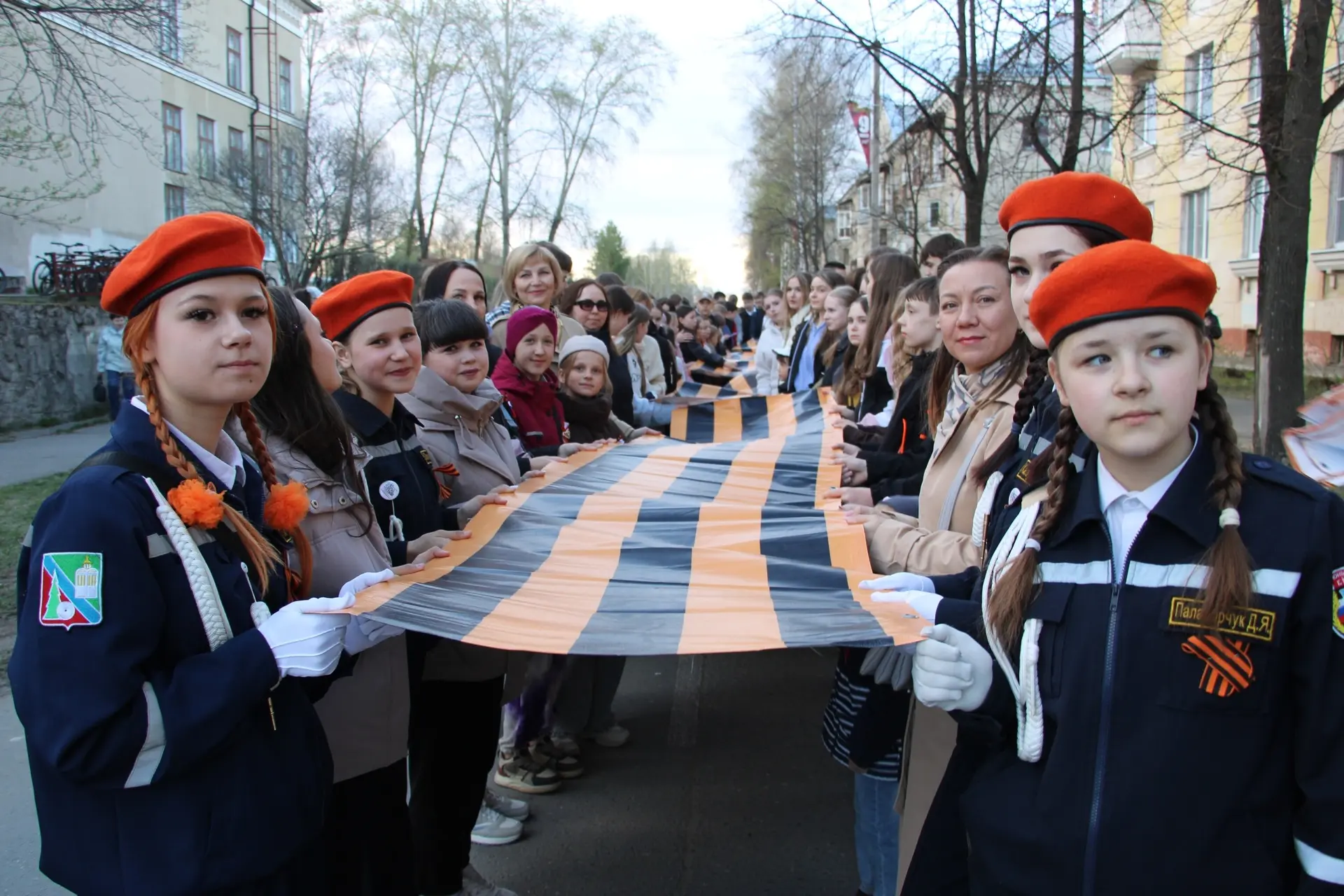 Сегодня коряжемцы активно приняли участие в акции «Живая Георгиевская ленточка». На пло...