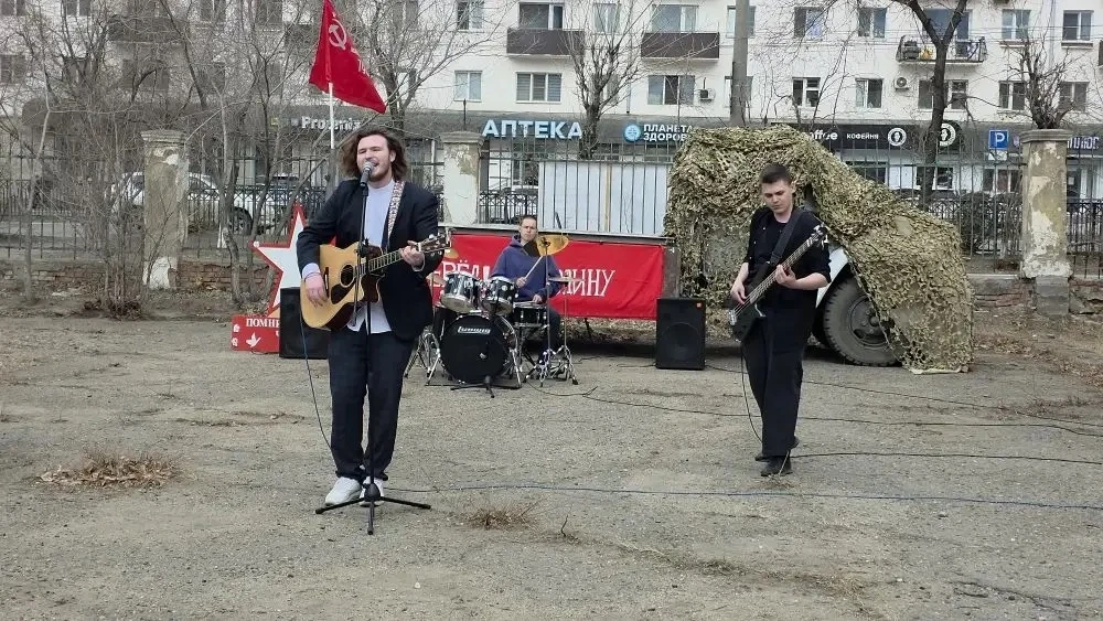 🕊️Ученики нашей школы вместе с педагогами посетили концерт 🎼«Фронтовой бригадный грузовик»от студент