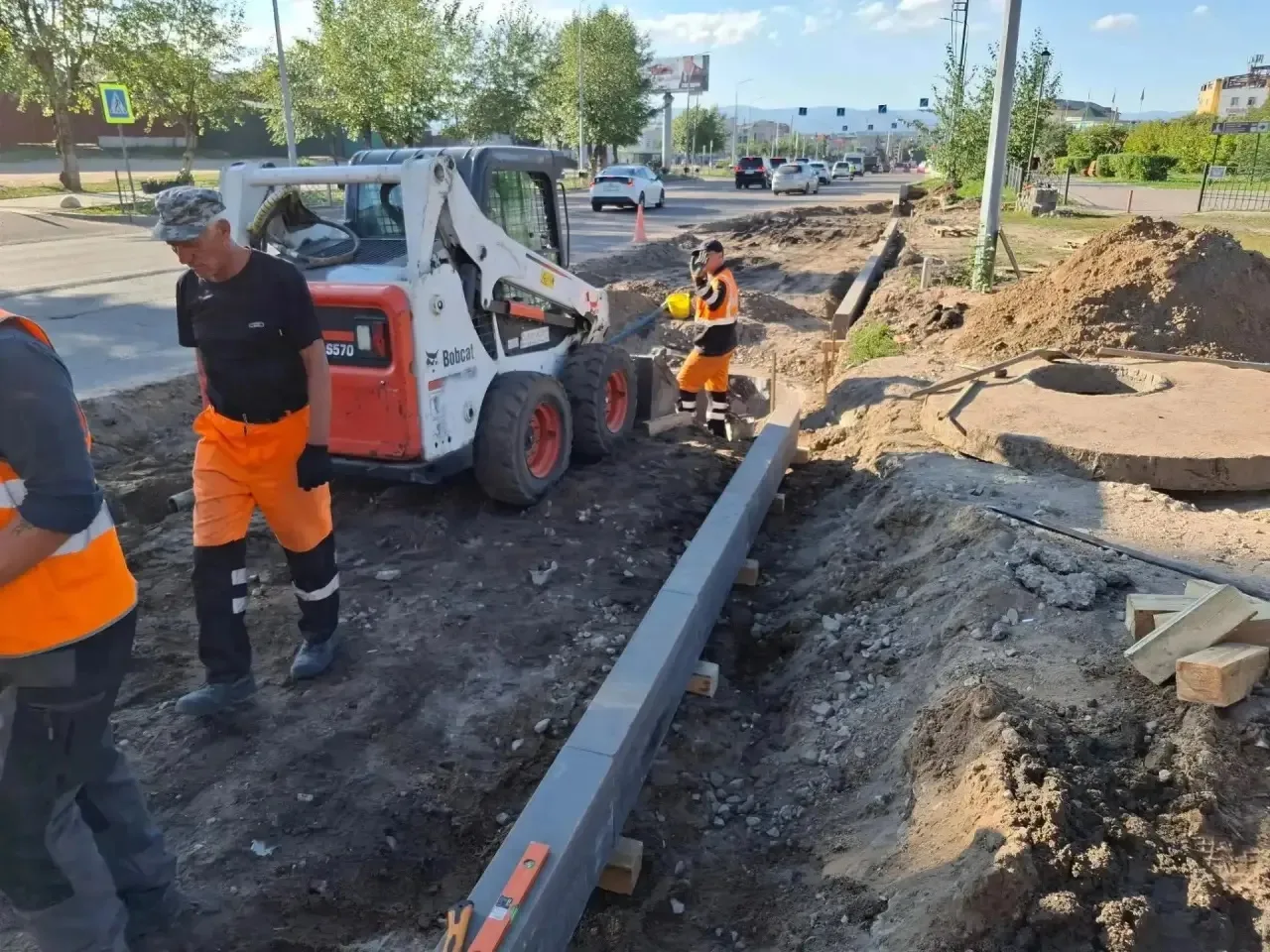 На улице Бабушкина начали укладку нового тротуара
