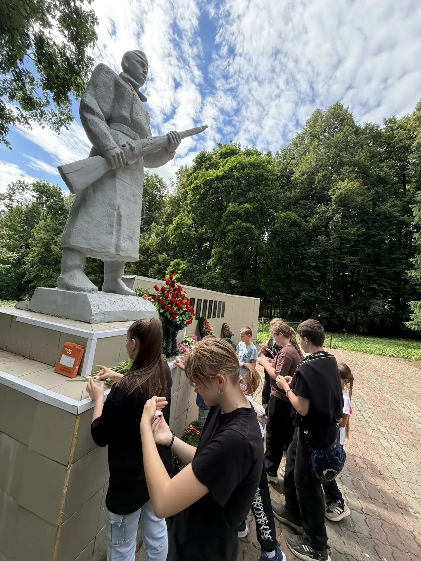 🥀Маленькие патриоты, из лагеря дневного пребывания нашей школы, зажгли свечи Памяти в день Скорби и