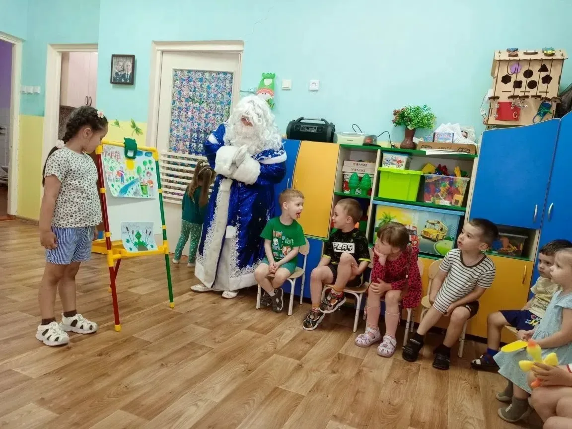 ☀️ Дед Мороз в гостях у Лета! ☀️
Казалось бы, зима и лето — две противоположности, но в нашем детско