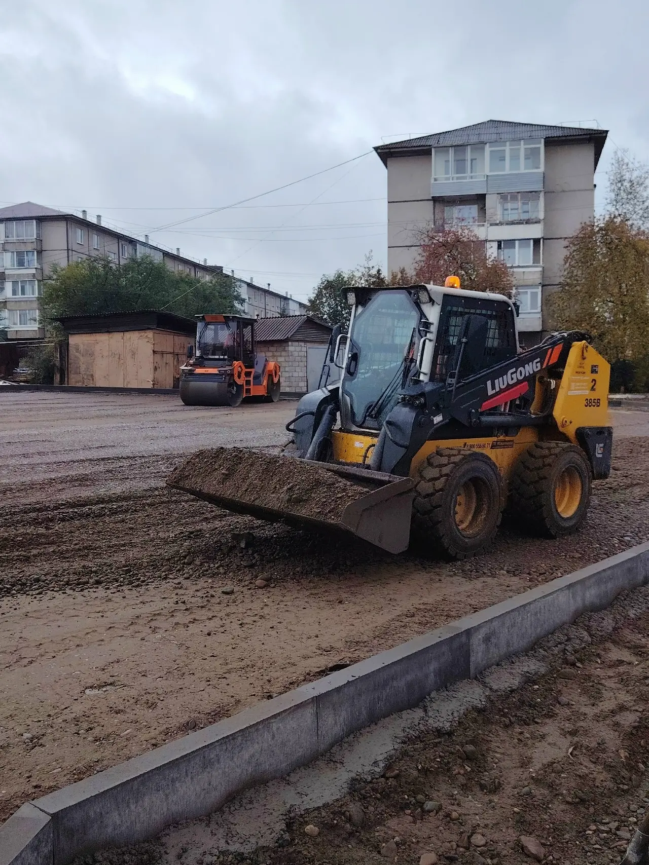 ❗в поселке Емельяново продолжается строительство парковки возле Емельяновской первой школы