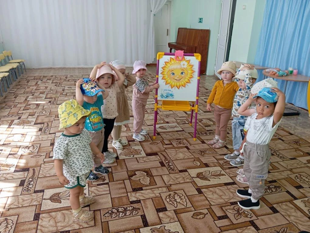 ✨Солнышко и панама. 
☀️Наши малыши из группы "Гномики" сегодня не просто играли, а участвовали в инт