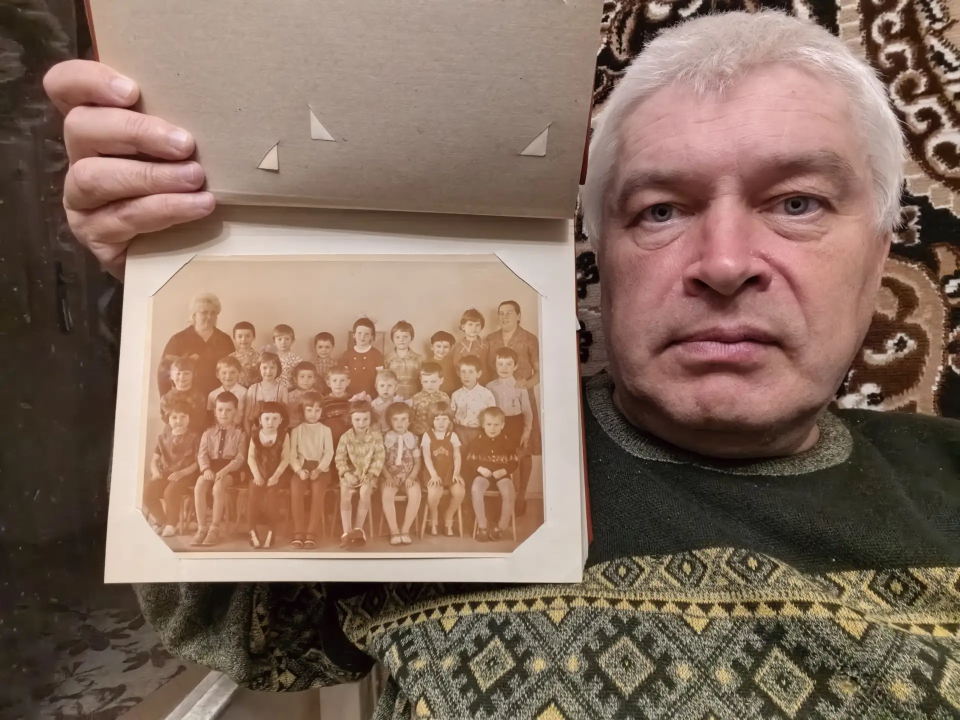 На этой групповой фотографии запечатлены воспитанники и воспитательница в первом детско...