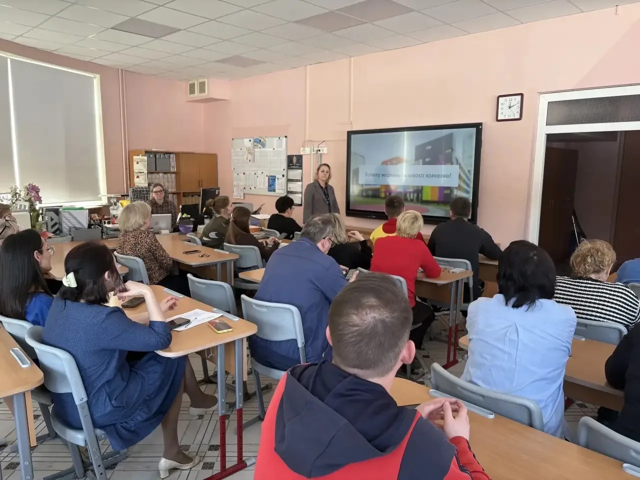 📌На днях в школе прошла лекция для педагогов на тему "Экзамены: как поддержать ребёнка".  📚Экзамены 