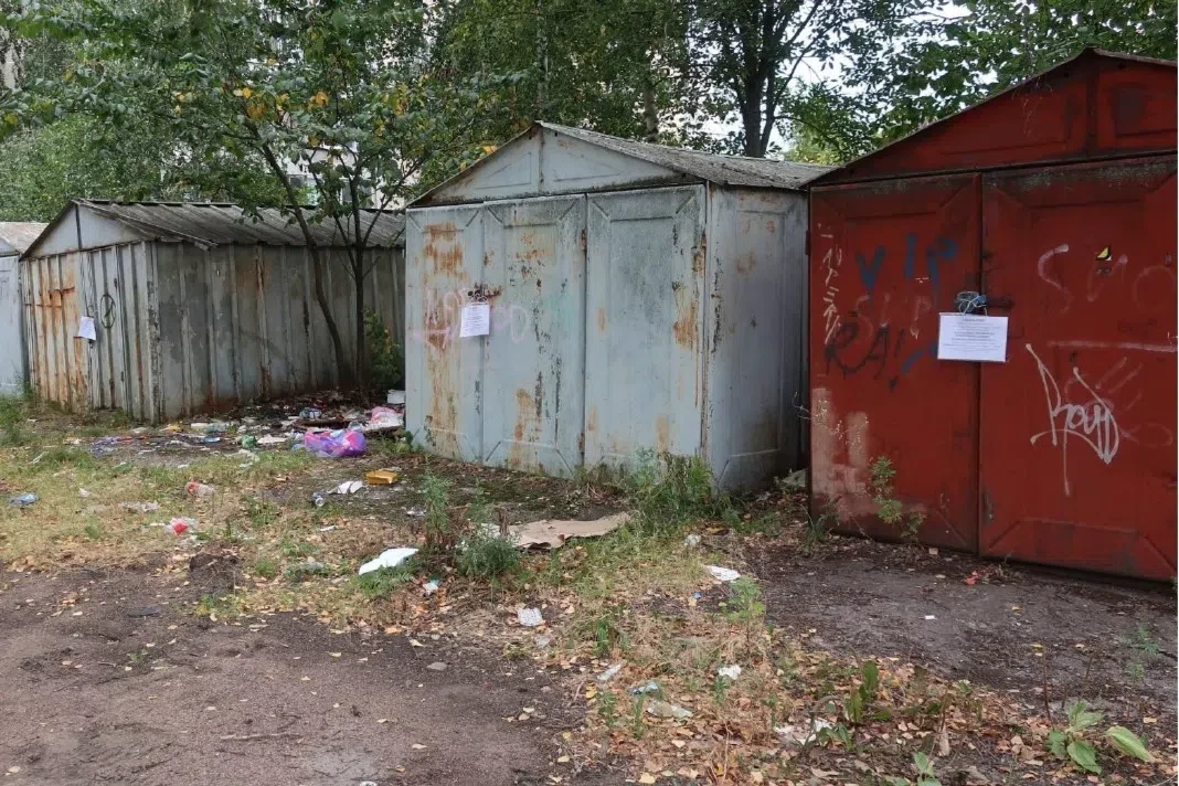 В Выборге демонтируют незаконные гаражи на Рубежной улице