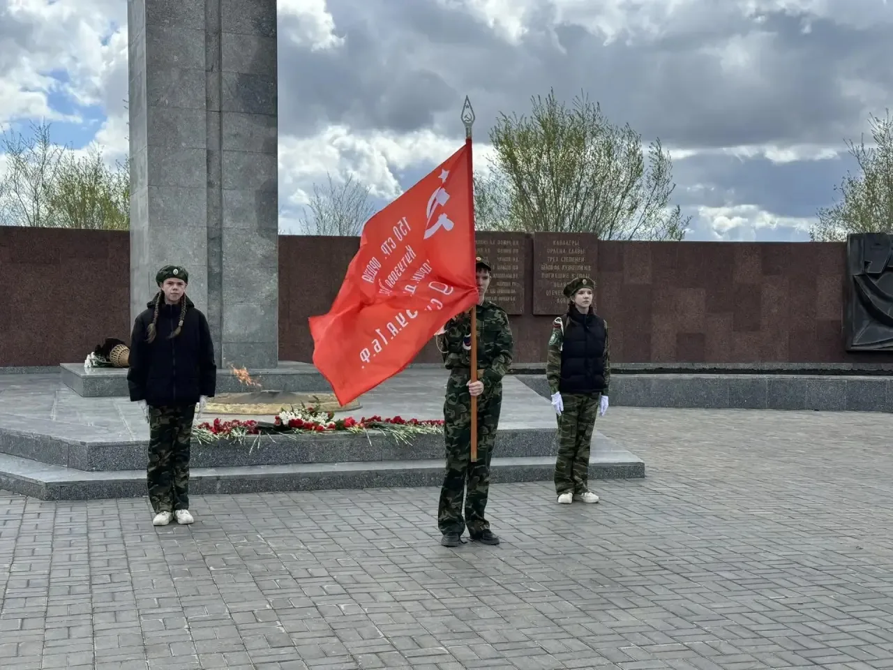 «Пост №1»   Сегодня наши ученики с честью заступили на «Пост №1» — почётную вахту памяти у мемориаль