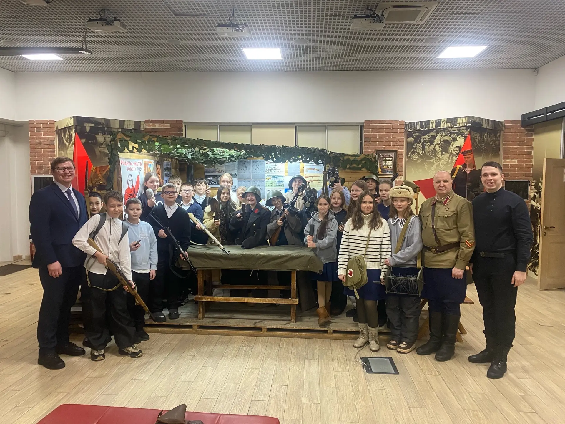 Сегодня в Центре патриотического воспитания прошел урок живой истории «Оружие Победы» для учеников 5