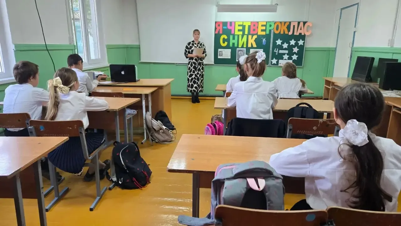 28 сентября прошел классный час на тему "Я-четвероклассник". Урок помогает четверокласс...