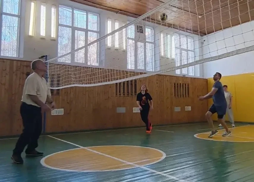 ВОЛЕЙБОЛ НА КАНИКУЛАХ🏐  🤾 Сегодня в нашей школе состоялся турнир по волейболу среди педагогов и роди