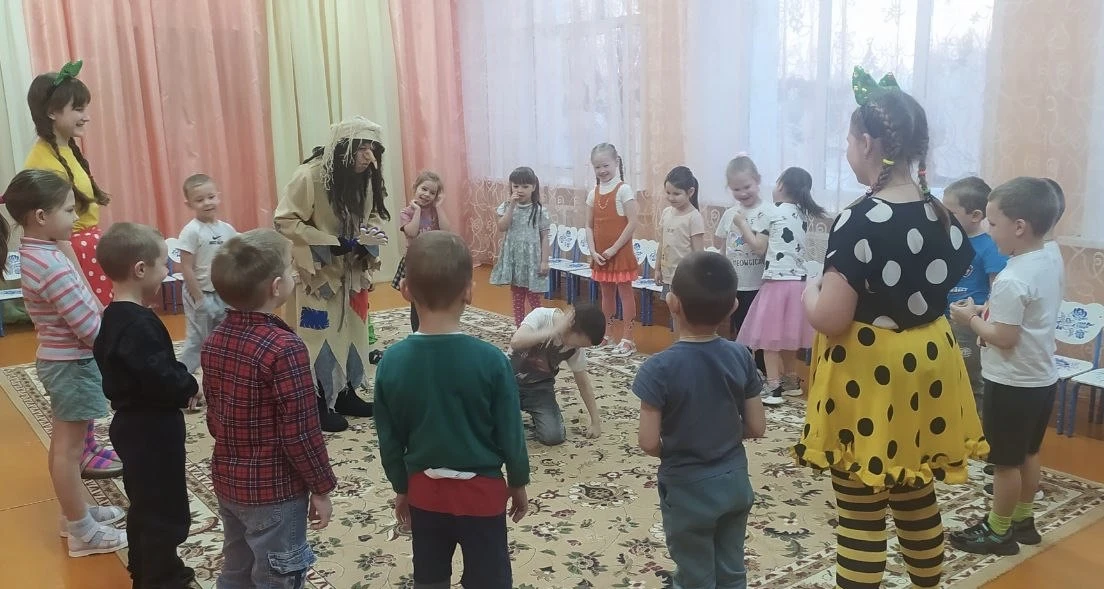 В детском саду вечер проходит в атмосфере праздника и веселья благодаря героям из дома ...