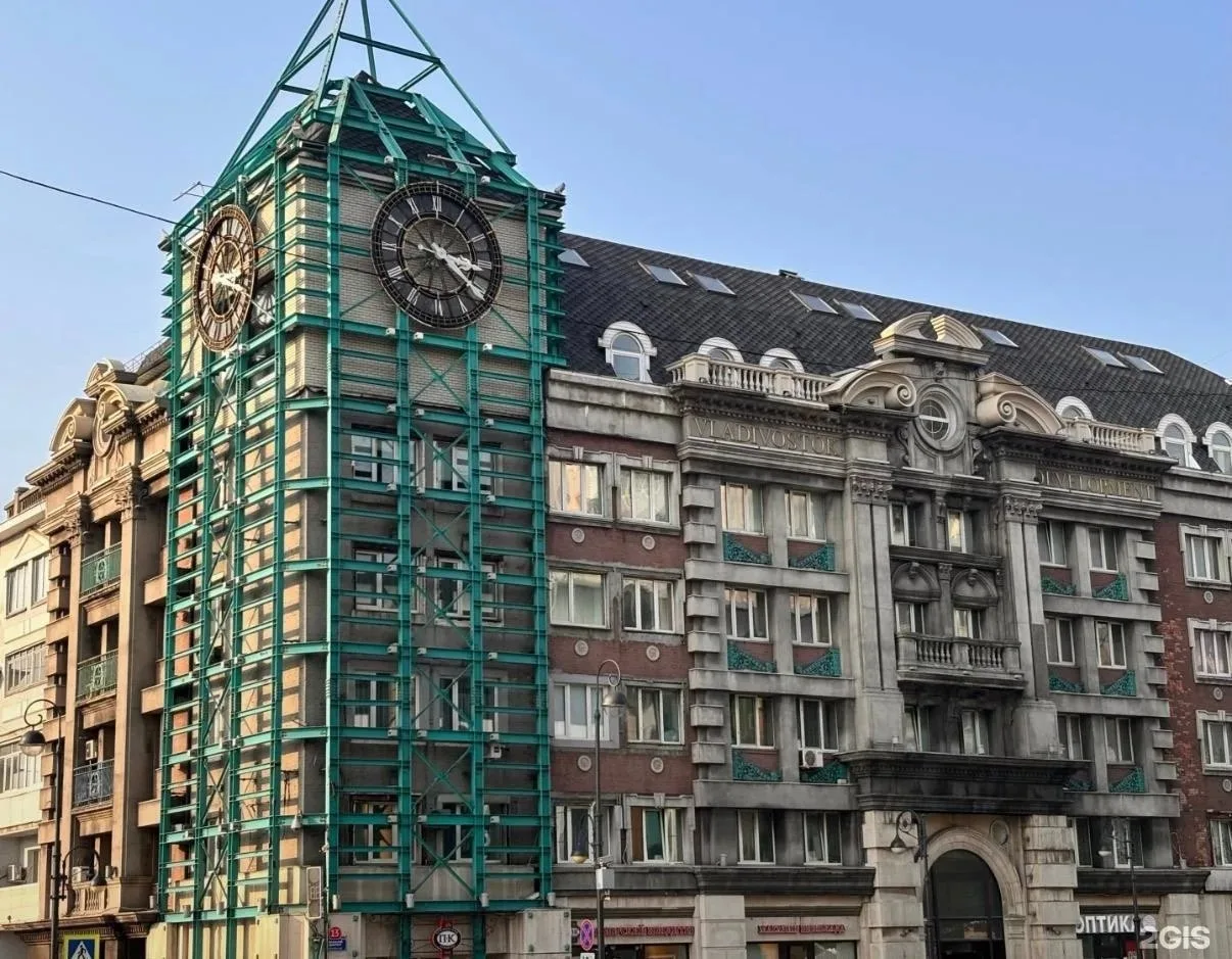 🕰️😅 Главные часы Владивостока уже три месяца отстают на 20 минут — починить мешает им...