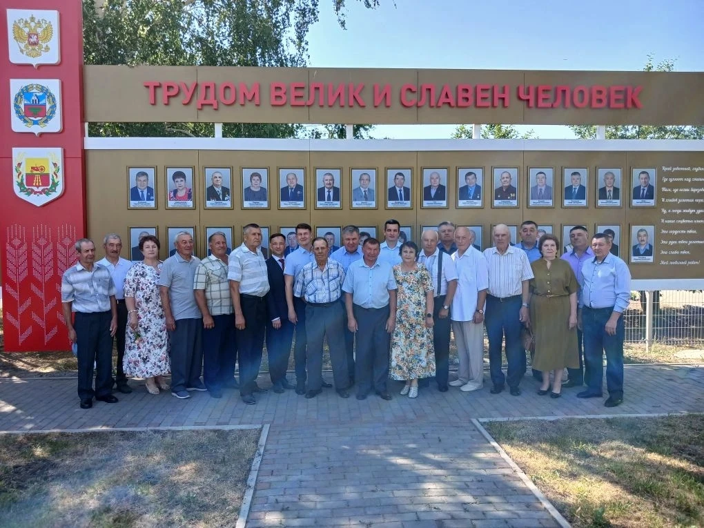 В Родинском районе сегодня открыли обновленную Доску Почета

На ней имена жителей, кто своим трудом 