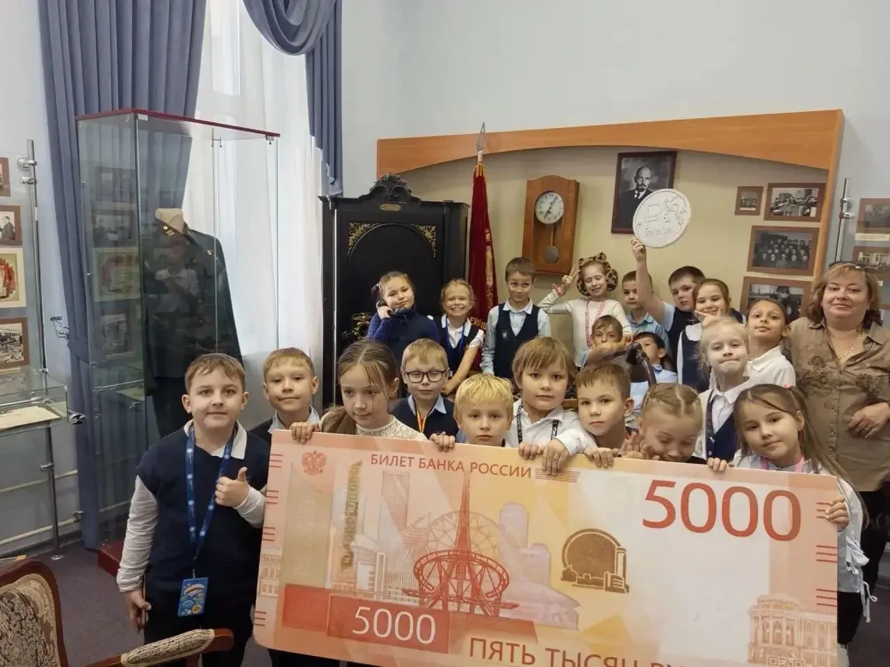 30 сентября учащиеся 2«В» класса посетили экскурсию в Сбербанке🍀