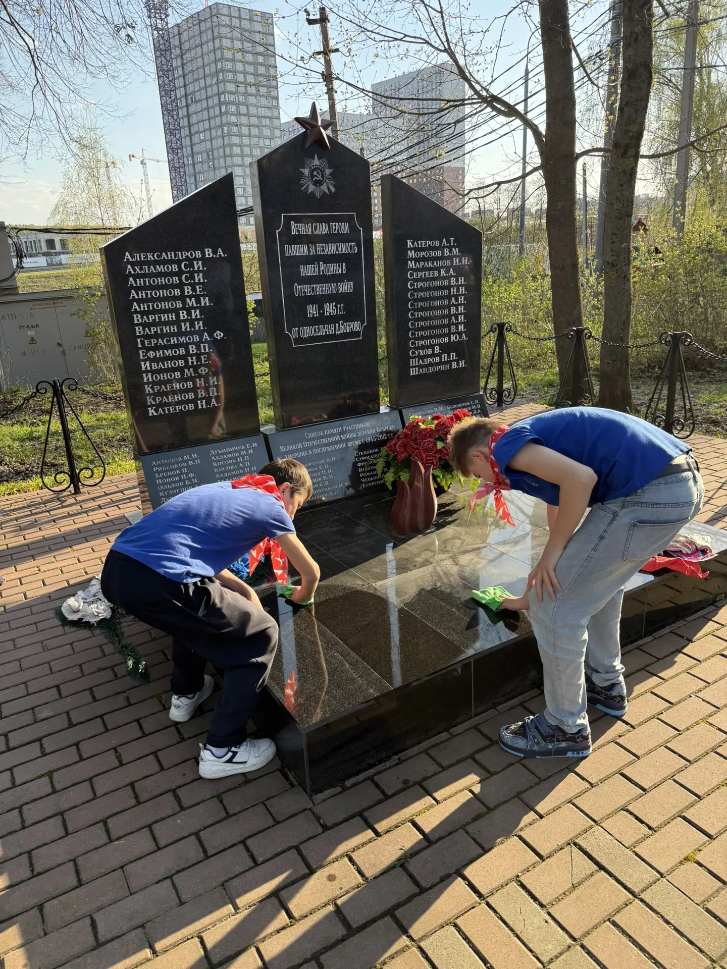 Учащиеся МАОУ «ОЦ «Лидер» приняли участие в акции «Вахта памяти», которая прошла у Памятника жителям