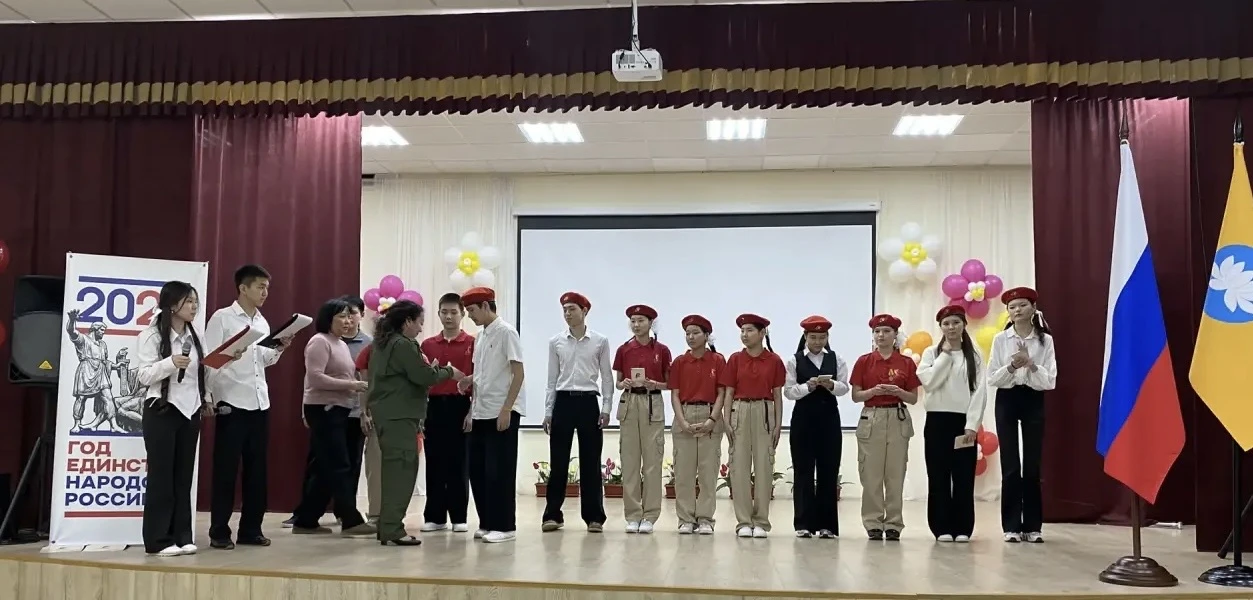 В рядах «ЮНАРМИИ» пополнение! 🇷🇺  Сегодня в нашей школе состоялось знаковое событие — юнармейцы отря