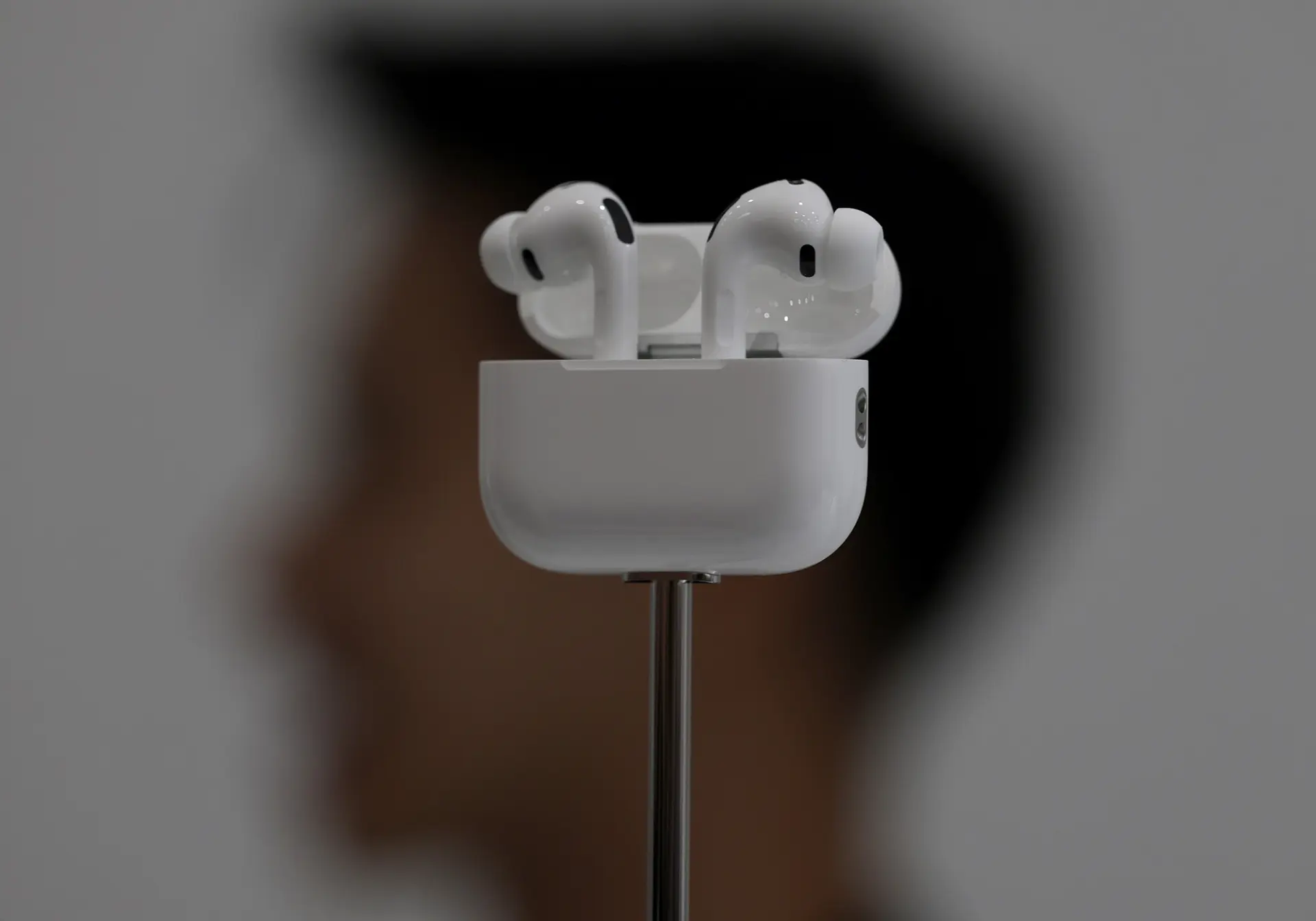 Apple перенесла AirPods с камерами на 2027 год

Вместо фото они будут сканировать окружение и помога