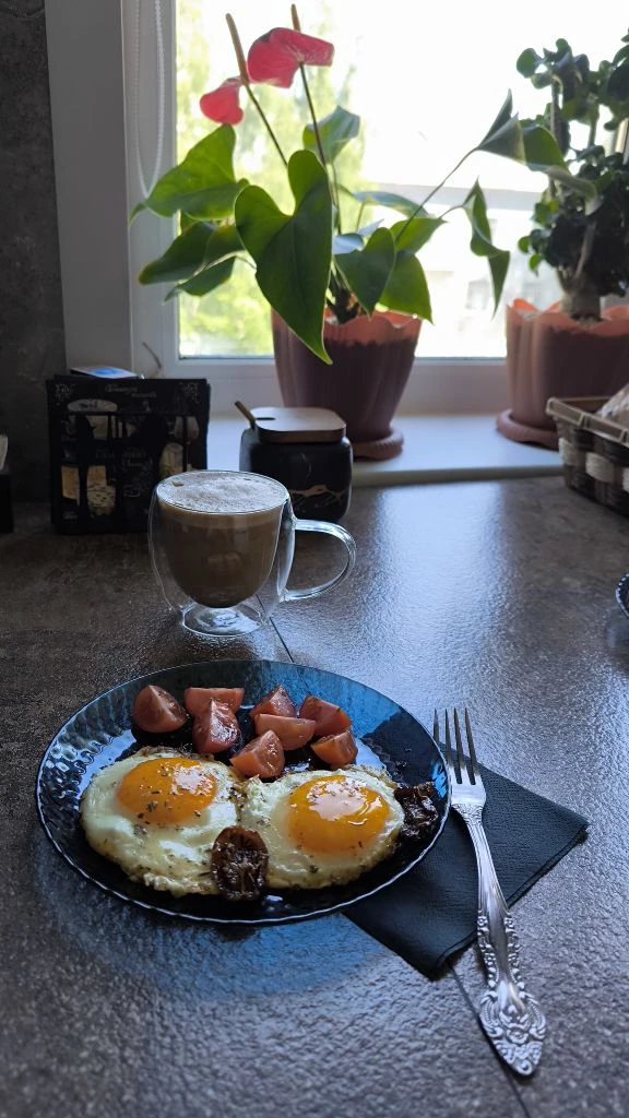 У кого-то уже обед, а у меня только завтрак ☕🍳
