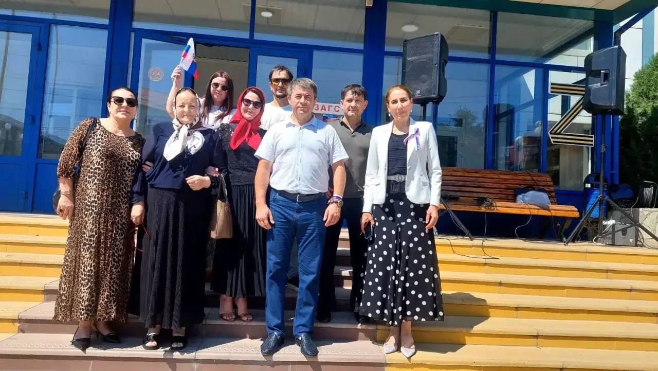 В Кизилюртовском районе торжественно отметили День Государственного флага России
