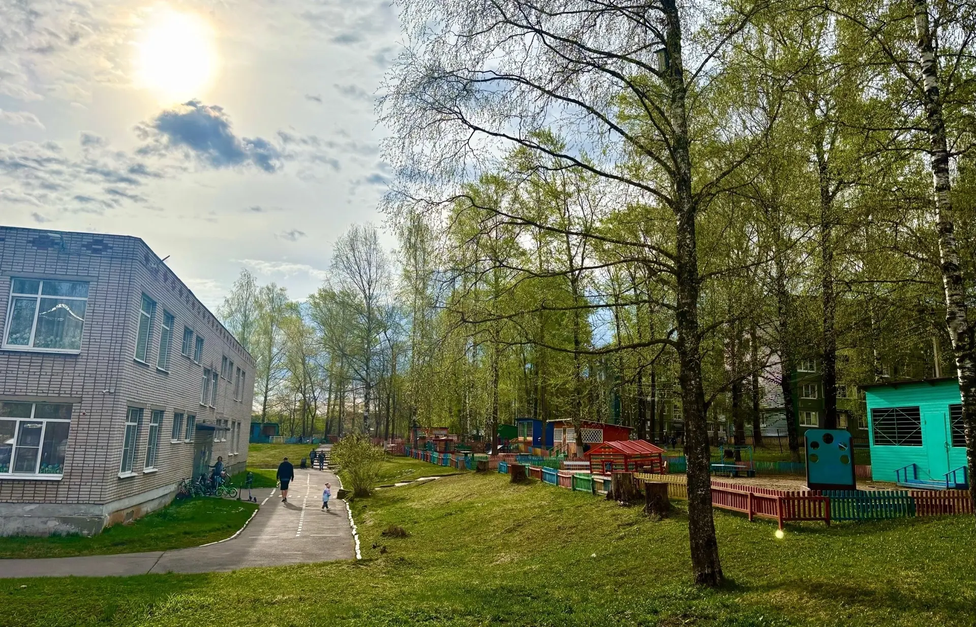 Ну что, друзья, во всех школах и детских садах включили отопление?