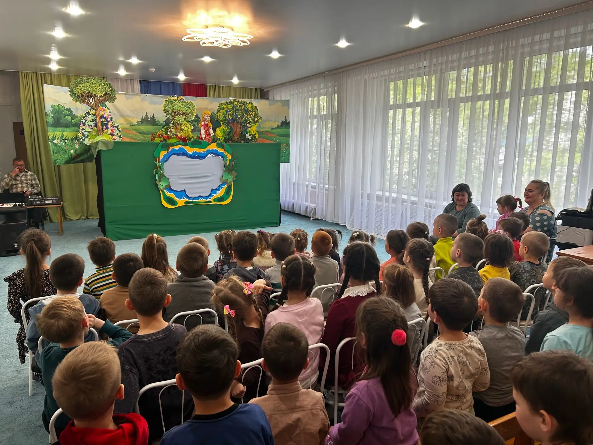 Артисты ДК Октябрь с театральным волшебством заглянули в гости к нашим воспитанникам! В детском саду
